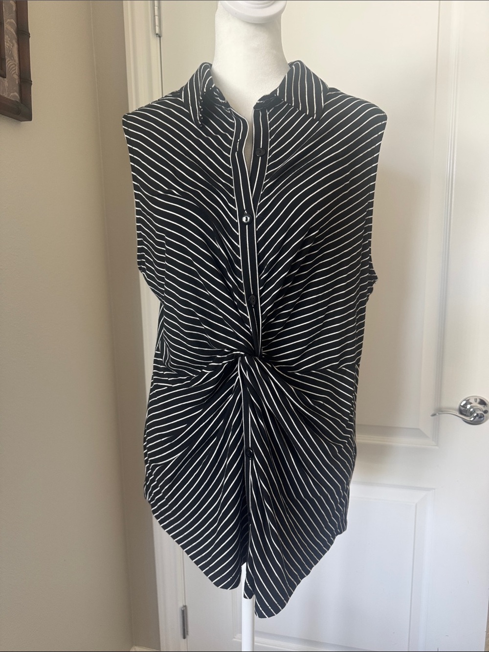 Tahari Black and White Sleeveless Button-Down Twist-Front Top